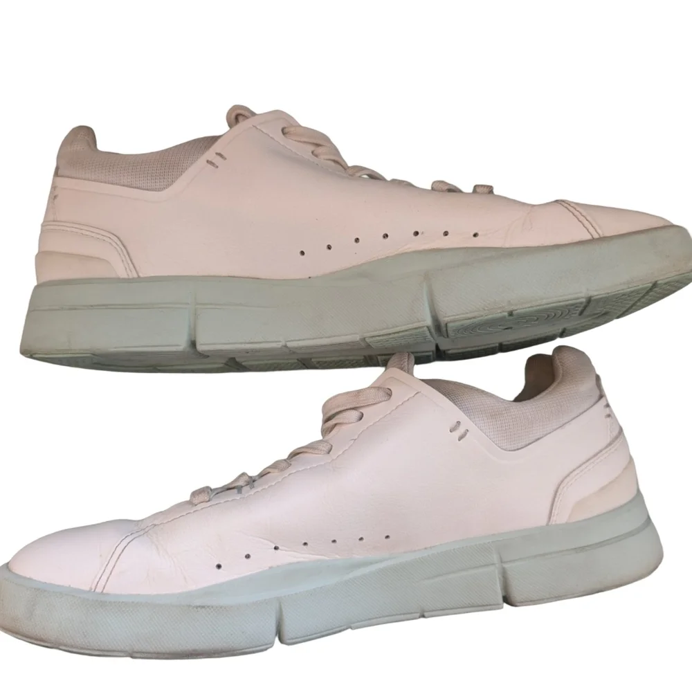 On Running The Roger sneakers in white with mint accent sole. Size 9